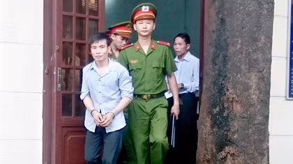 Nam hành khách quá cảnh ở sân bay Tân Sơn Nhất cùng 2,4kg ma tuý 