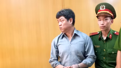 Hai bà mẹ vừa mất tiền vừa lãnh án vì "chạy trường" Công an cho con