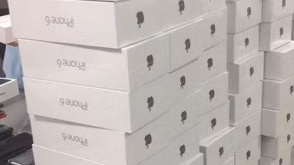 Phát hiện lô iPhone và iPad cực lớn qua đường chuyển phát nhanh