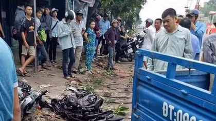 Xe tải chạy với tốc độ tử thần, tông nát xe máy chở 2 mẹ con