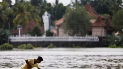 Sri Lanka và Bangladesh gấp rút sơ tán người dân khỏi khu vực bão lũ