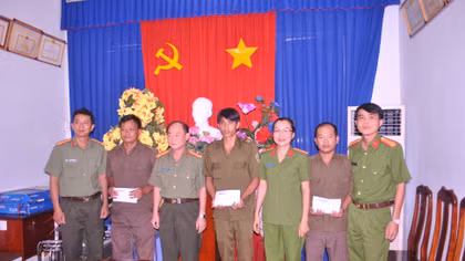 Trao tiền xây nhà tình nghĩa tặng 3 công an xã ở Tây Ninh