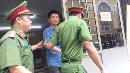 Tử hình kẻ ngáo đá nhìn người tình thành quỷ dữ