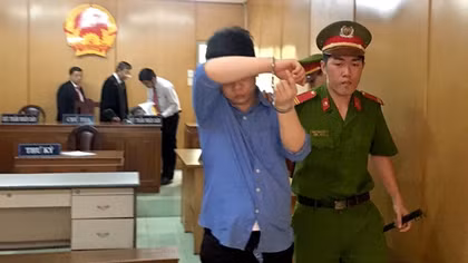 Dùng máy cắt phá trụ ATM trộm tiền