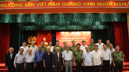 Tiếp tục đổi mới và nâng cao hiệu quả công tác giáo dục chính trị tư tưởng