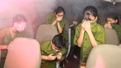 "Chiến sĩ Công an nhí" tập ứng phó với kỹ năng chữa cháy