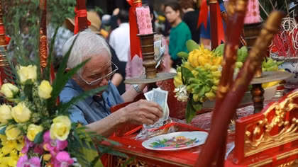 Người dân rải tiền lẻ tại đền Trần trước giờ khai Ấn