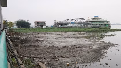 Xuất hiện bãi lầy rác thải bốc mùi hôi thối ở Hồ Tây sau di dời nhà nổi