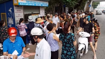 Người dân Hà Nội xếp hàng đăng ký thẻ xe buýt miễn phí