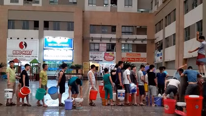 Hàng nghìn cư dân Tân Tây Đô khốn khổ xếp hàng chờ lấy nước