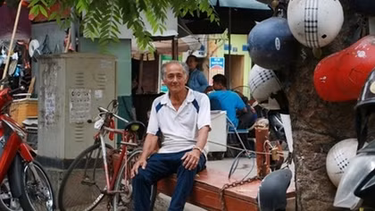 Lão ông thất thập và "nghĩa địa" mũ bảo hiểm
