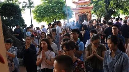 Chen chân lễ ở Phủ Tây Hồ tháng "cô hồn”
