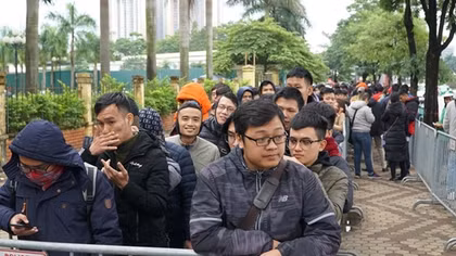 Người hâm mộ chờ đợi hàng giờ trong gió rét nhận vé mua online ở trụ sở VFF 
