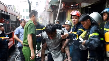 Cảnh sát PCCC cứu người đàn ông mắc kẹt trong đám cháy trên phố Núi Trúc