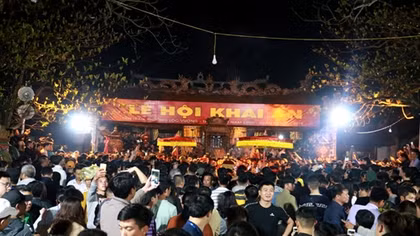 Người dân chen chân nửa đêm dự lễ khai ấn