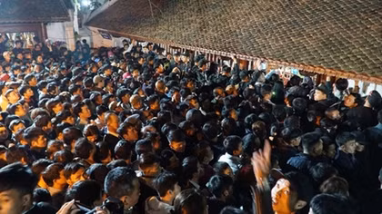 Người dân thức trắng đêm xin ấn Đền Trần