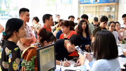  Nhiều điểm giao dịch quá tải do người dân kéo tới đăng ký thông tin cá nhân.