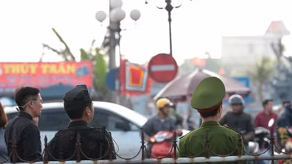 Lực lượng công an căng mình bảo vệ lễ Khai ấn Đền Trần