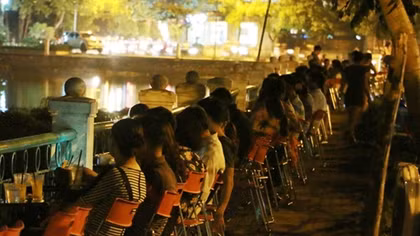 Người dân Thủ đô nườm nượp ra đường giữa đêm giải nhiệt