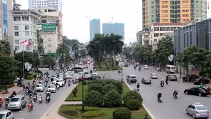 Dải phân cách đường Nguyễn Chí Thanh đang là con đường bất đắc dĩ