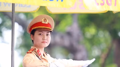 CSGT Hà Nội căng mình bám đường ngày nắng nóng đỉnh điểm