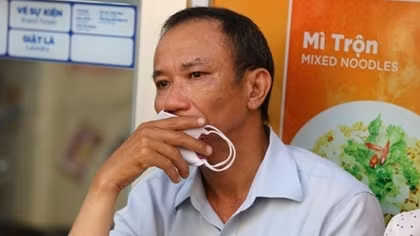 Phụ huynh đội nắng, tiếp sức con em 'vượt vũ môn'