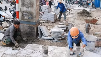 Nhiều vỉa hè Hà Nội được thay "áo" mới 