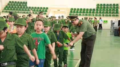 Trẻ nhỏ hào hứng trải nhiệm làm chiến sĩ công an