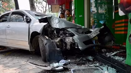 Nữ tài xế lái Toyota gây tai nạn liên hoàn, đâm vào nhà dân