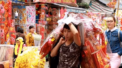 Phố Hàng Mã tập nập người mua kẻ bán trước ngày ông Táo chầu chời