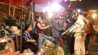 Chợ hoa đêm Quảng Bá nhộn nhịp trước ngày 8-3