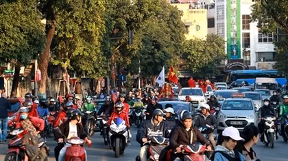 CĐV nhuộm đỏ phố phường Hà Nội trước giờ bóng lăn