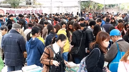 Sinh viên săn lùng sách quý trong hội sách cũ Hà Nội