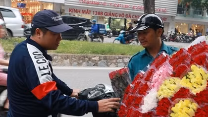 Thị trường hoa tươi dịp 20-10 đắt gấp ba vẫn cháy hàng