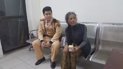 CSGT Hà Nội đưa 1 bà cụ và 1 cháu gái bị lạc về với gia đình 