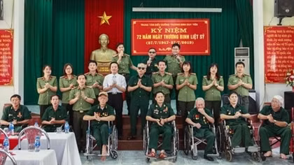 Học viện ANND thăm, tặng quà Trung tâm điều dưỡng thương binh Duy Tiên 