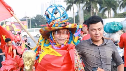 "Nghìn lẻ một" kiểu trang phục của CĐV 