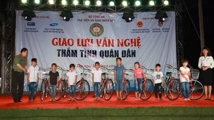 Đêm giao lưu, tặng quà ấm tình quân dân Học viện ANND