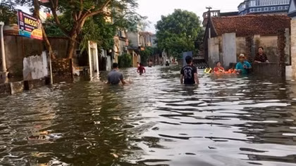 Dùng thuyền đi lại tại khu vực ngoại thành Hà Nội