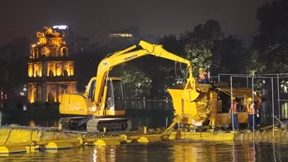 Hàng trăm công nhân trắng đêm nạo vét hồ Hoàn Kiếm