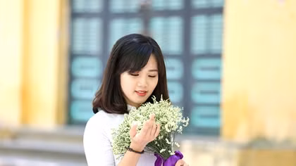Nữ sinh An ninh duyên dáng trong tà áo dài thướt tha