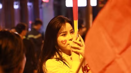 Hàng ngàn CĐV 'xuống đường' mừng chiến thắng của đội tuyển Việt Nam