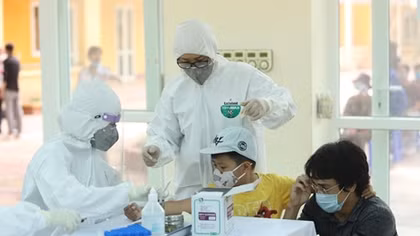 Test nhanh COVID-19 cho những người từ Đà Nẵng về Hà Nội