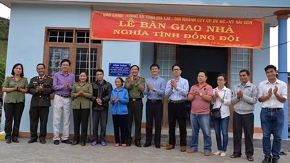 Báo CAND trao tặng nhà nghĩa tình đồng đội