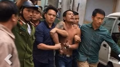 Bắt đối tượng “ngáo đá” đập phá bia mộ, chém công an
