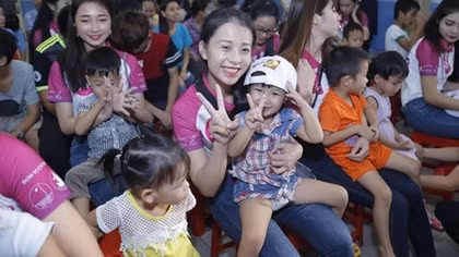 30 nữ sinh viên Việt Nam duyên dáng thăm trẻ mồ côi