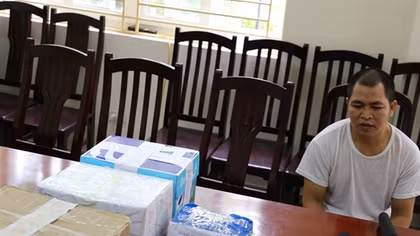“Ôm” 20 bánh heroin, 17 ngàn viên ma túy tổng hợp lên xe khách
