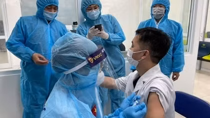 Thêm 2 trường hợp phản ứng nặng sau tiêm vaccine phòng COVID-19