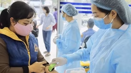 Thêm bệnh nhân thứ 8 mắc COVID-19 trên chuyến bay từ Mỹ về