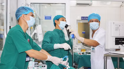Cụ ông suýt mất mạng vì rơi cả hàm răng giả vào sâu trong phế quản